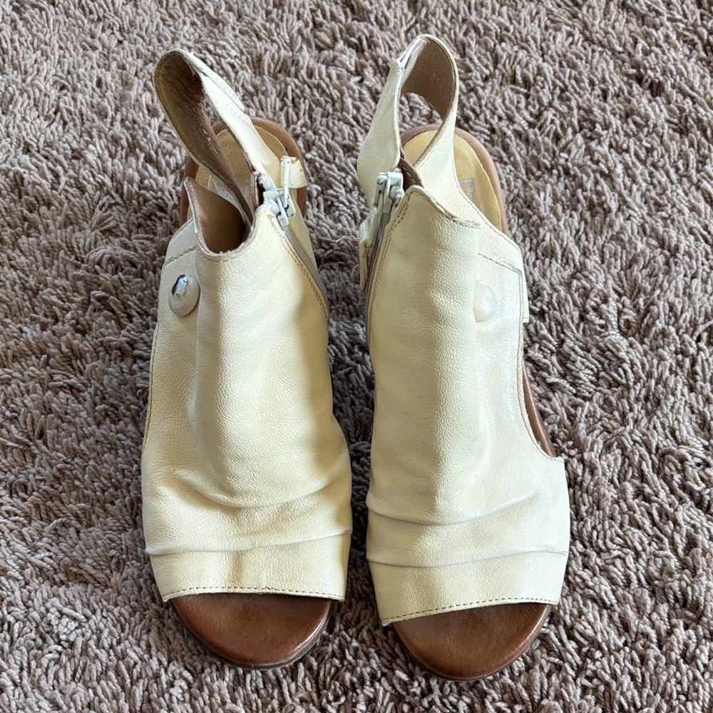 Miz Mooz Cream Open-Toe Slingback Leather Sandals
